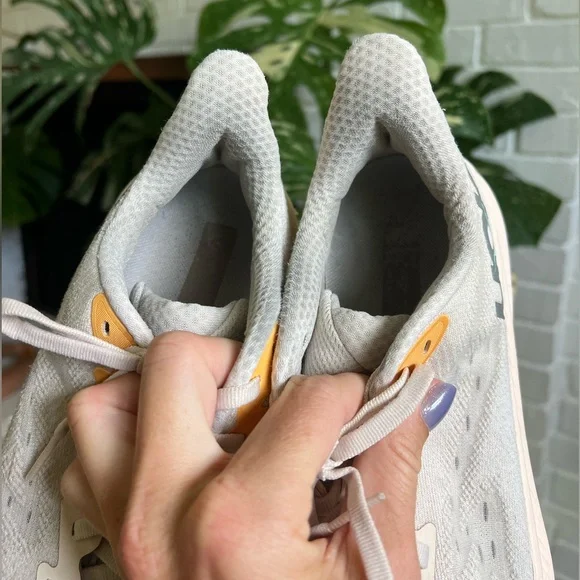 HOKA - Clifton 9 Vanilla / Astral Running Shoes - Picture 12 of 13